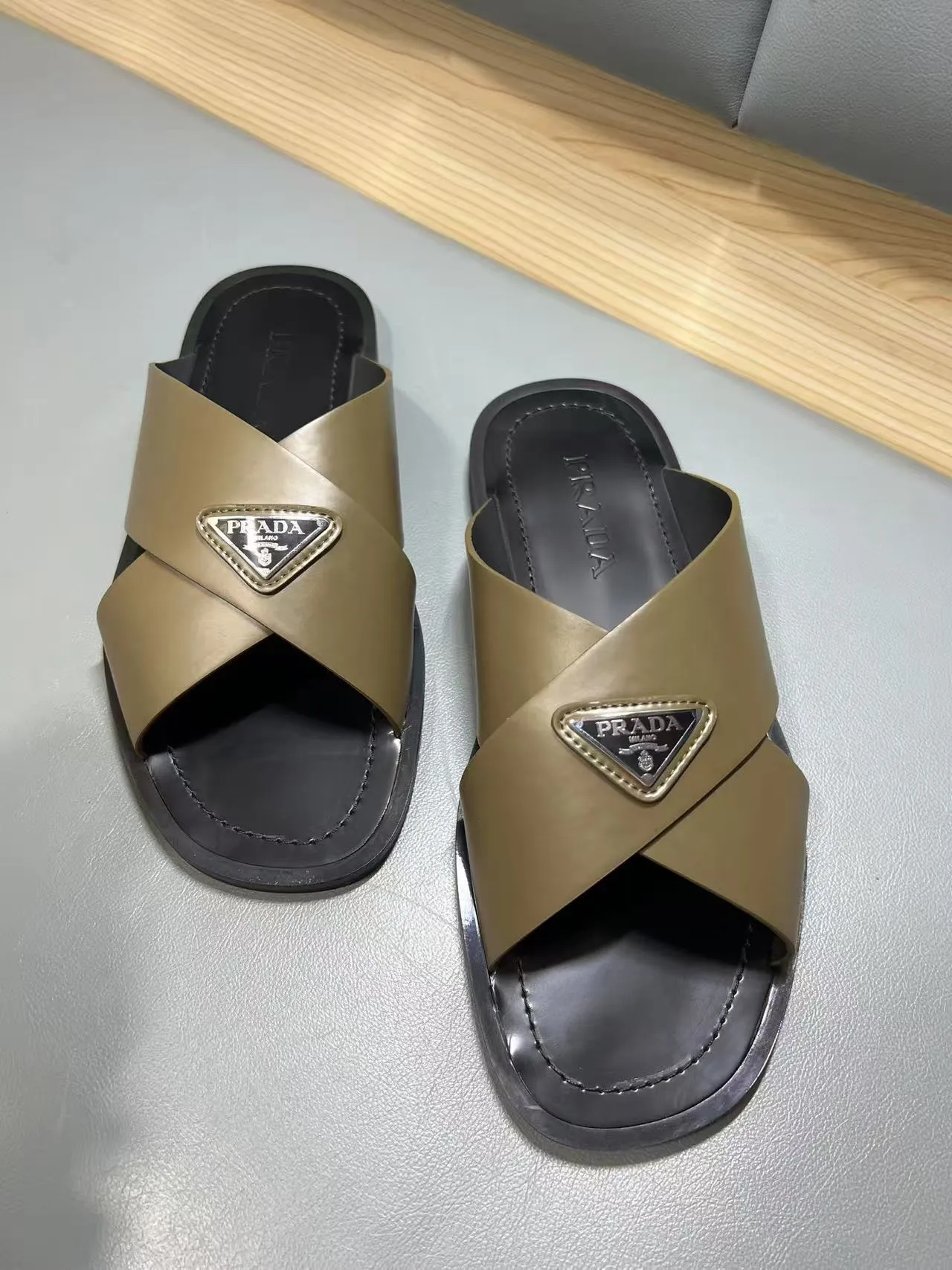 340💰PRADA Prada’s latest slippers are synchronized with the official website. This slipper is made of the brand’s unique and iconic Saffiano leather. The brand logo jumps out from the double straps, and the brand style is clearly visible. Cowhide gives men elegant charm and functional design, making it an ideal choice for vacation and leisure. Size:38-45